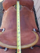 Load image into Gallery viewer, 15&quot; Cloverleaf 6 Roughout Barrel Saddle
