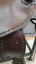 Load image into Gallery viewer, 18" Circle Y Apache Walnut Trail Saddle
