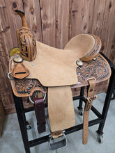 Load image into Gallery viewer, Cloverleaf 6 Sunflower Pattern Barrel Saddle
