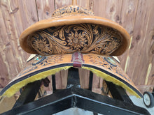 Load image into Gallery viewer, Cloverleaf 6 Sunflower Pattern Barrel Saddle
