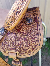 Load image into Gallery viewer, Cloverleaf 6 Rose Pattern Barrel Saddle
