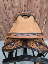 Load image into Gallery viewer, 16&quot; HR Signature Cowhorse Sunflower
