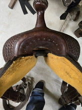 Load image into Gallery viewer, 15" Used Molly Powell Xtreme Series Barrel Saddle
